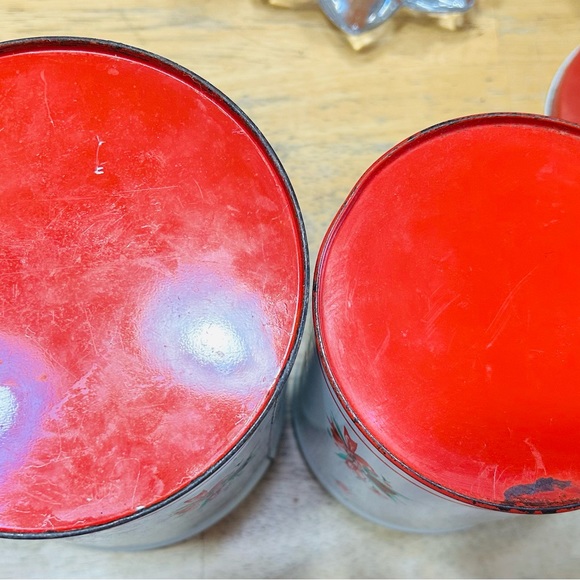 Vintage red roses metal canisters, set of 2. Good condition for their age. - Picture 4 of 6